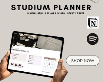 Pode incluir: Um tablet digital exibindo uma interface "Studium Planner", segurado por mãos. A tela mostra um calendário, listas de tarefas e um relógio exibindo 04:32:54. A imagem inclui o texto "HOT NOTION CLUB" e "STUDIUM PLANNER". Um botão "Compre agora" também é visível.