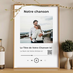 Könnte beinhalten: Ein gerahmter Druck mit dem Text "Notre chanson" und einem Foto eines Paares. Darunter stehen die Worte "Le Titre de Votre Chanson Ici" und "Le Nom de Votre Artiste Ici". Ein QR-Code ist ebenfalls vorhanden.