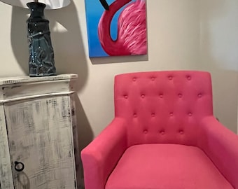 Silla renovada de color fucsia: un moderno tono joya de tendencia