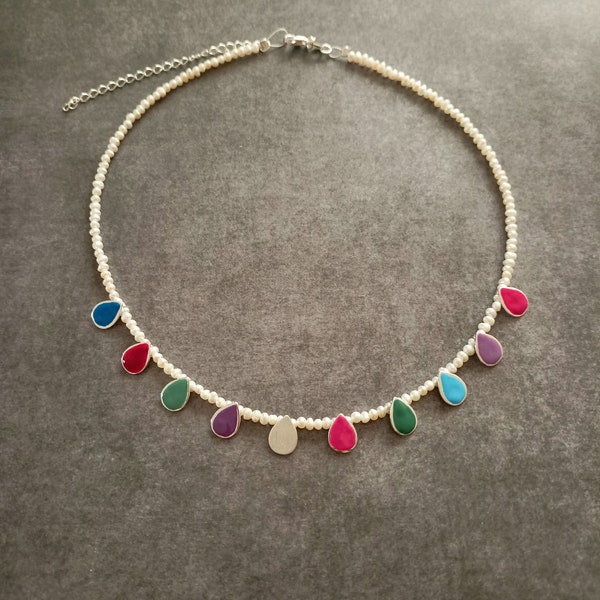 Athina, ¡Collar hecho a mano en plata 925 con perlas de agua dulce y gotas de esmalte plateado!