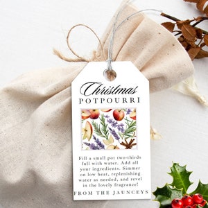 Op de afbeelding: Een wit cadeau-etiket met een rood en groen kerstpotpourri-ontwerp. Het etiket luidt "Christmas Potpourri" en bevat instructies voor gebruik. De tekst luidt ook "From the Jaunceys".