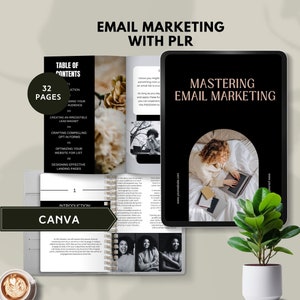 Könnte beinhalten: Ein digitales Tablet zeigt eine schwarz-weiße Grafik mit dem Text "Mastering Email Marketing" und eine Frau, die auf einem Bett einen Laptop benutzt. Das Tablet befindet sich auf einer weißen Oberfläche mit einer grünen Pflanze in einem weißen Topf.