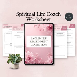 Op de afbeelding: Een digitale werkmap getiteld "Spiritual Life Coach Worksheet" met de tekst "Sacred Self Realignment Collection". De afbeelding toont een tablet met een roze bloemenontwerp en verschillende werkbladen.