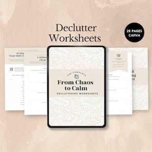 Puede incluir: Una tableta digital que muestra un conjunto de hojas de trabajo de organización imprimibles titulado "The Complete From Chaos to Calm Decluttering Worksheets". La tableta está sobre un fondo marrón claro con un patrón floral. El texto "29 Pages Canva" está en la esquina superior derecha de la imagen.