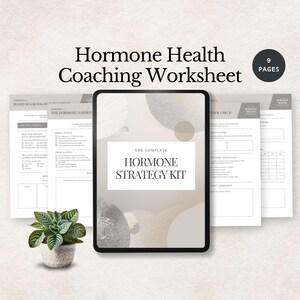 Può includere: Un set di fogli di lavoro digitali di coaching sulla salute ormonale con il testo "Hormone Health Coaching Worksheet" e "The Complete Hormone Strategy Kit". L'immagine include un tablet, diversi fogli di lavoro e una piccola pianta in vaso.