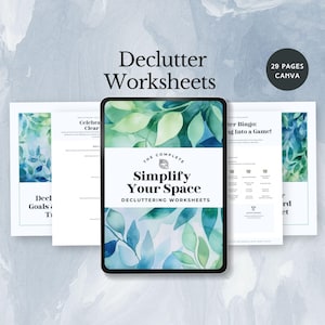 Puede incluir: Una tableta digital que muestra un conjunto de 29 hojas de trabajo de organización imprimibles con un fondo de acuarela de hojas verdes y azules. El título de las hojas de trabajo es "The Complete Simplify Your Space Decluttering Worksheets".