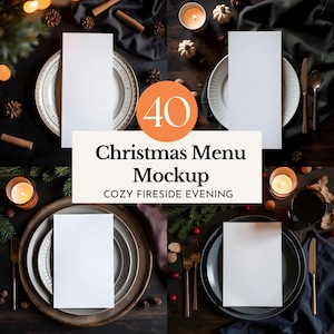 Könnte beinhalten: Ein Weihnachtsmenü-Mockup mit vier verschiedenen Tischarrangements. Jedes Arrangement enthält eine weiße Menükarte auf einem Teller, mit Besteck, Kerzen und dekorativen Elementen. Der Text lautet "40 Christmas Menu Mockup Cozy Fireside Evening."