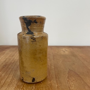 Antica bottiglia in gres smaltato al sale, calamaio vittoriano in ceramica marrone.