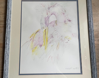 Puede incluir: Pintura a la acuarela enmarcada de un pájaro con un largo pico amarillo, en tonos morados, amarillos y blancos. La obra está firmada "Hazell alt." y está enmarcada en un marco gris y crema.