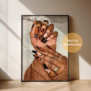 Op de afbeelding: Een ingelijste print met een close-up van een hand met lange, stijlvolle nagels. De nagels hebben een schildpadpatroon, zwarte punten en een nude basis. De hand is versierd met meerdere ringen. De tekst "DIGITALE DOWNLOAD" is zichtbaar.