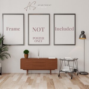 Puede incluir: Tres carteles enmarcados en negro en una pared blanca. Los carteles tienen el texto "Frame", "NOT POSTER ONLY" y "Included".