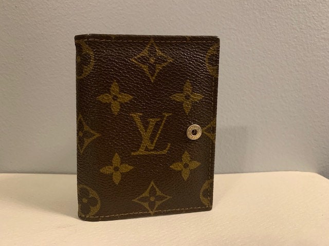 Just got the Envelope Business Card Holder, my first LV piece! Is this  stitching quality considered normal? : r/Louisvuitton