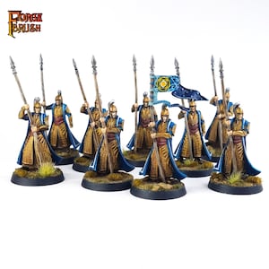 Puede incluir: Un grupo de 12 figuras en miniatura pintadas en oro y azul, sosteniendo lanzas y vistiendo capas. Una figura sostiene una bandera con un diseño azul y dorado. Las figuras están de pie sobre una base marrón.