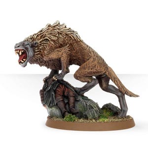 Puede incluir: Figura en miniatura detallada de una criatura gruñona de pelaje marrón con una larga cola, atacando a una figura sobre una base rocosa. La criatura tiene la boca abierta con dientes visibles. La base es marrón con parches verdes.