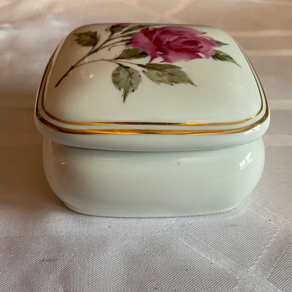 Avon Happy Holiday's Porcelain Musical Jewelry Box | Trinket Box | Catch all | Accent | Vintage 1980s