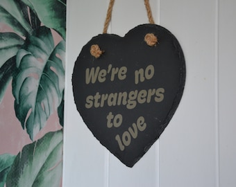 No somos ajenos al amor - Corazón de pizarra colgante (24 cm) - Rick Astley Rick Rolled Meme Regalo de inauguración de la casa Nunca te abandonaré