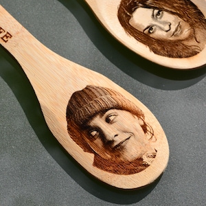 Es como 10,000 cucharas... Cuchara de cocina de inspiración irónica de Alanis Morissette // Regalo para fanáticos de los 90 Música pop Día de la madre Divertido imagen 2