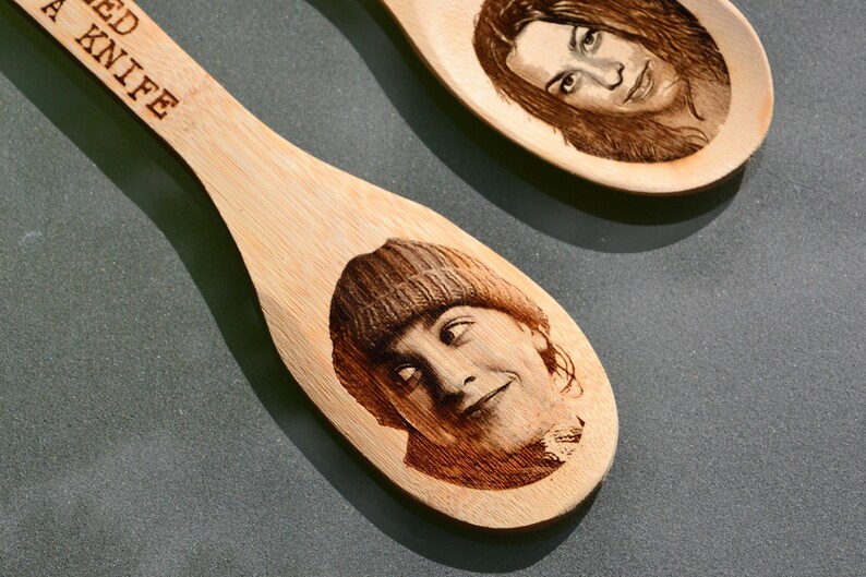 Es como 10,000 cucharas... Cuchara de cocina de inspiración irónica de Alanis Morissette // Regalo para fanáticos de los 90 Música pop Día de la madre Divertido imagen 2