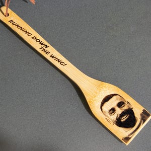 Mo Salah Köksspatel - Rinnande nerför vingen / Dubbelsidig lasergravering - Liverpool Fotboll Fars Dag LFC Fan Gåva Egyptisk Kung bild 4