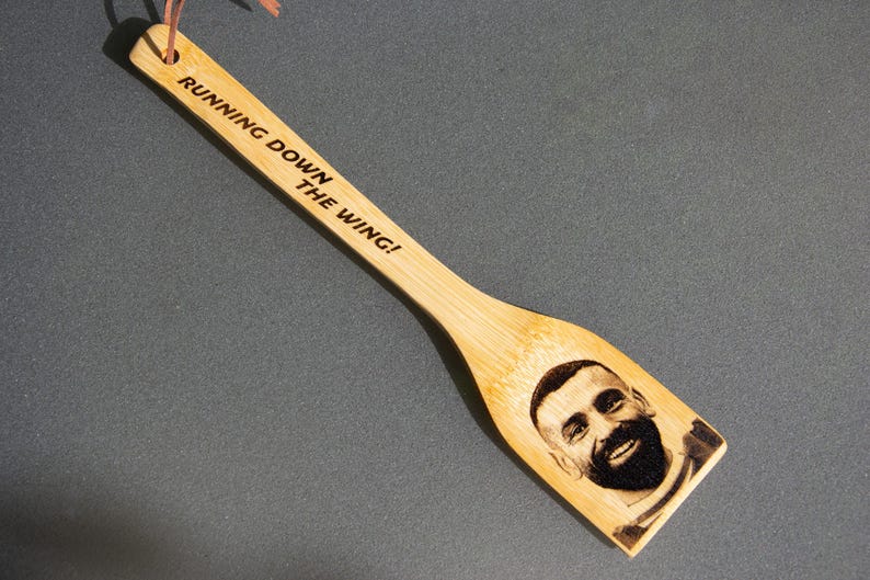 Mo Salah Köksspatel - Rinnande nerför vingen / Dubbelsidig lasergravering - Liverpool Fotboll Fars Dag LFC Fan Gåva Egyptisk Kung bild 4