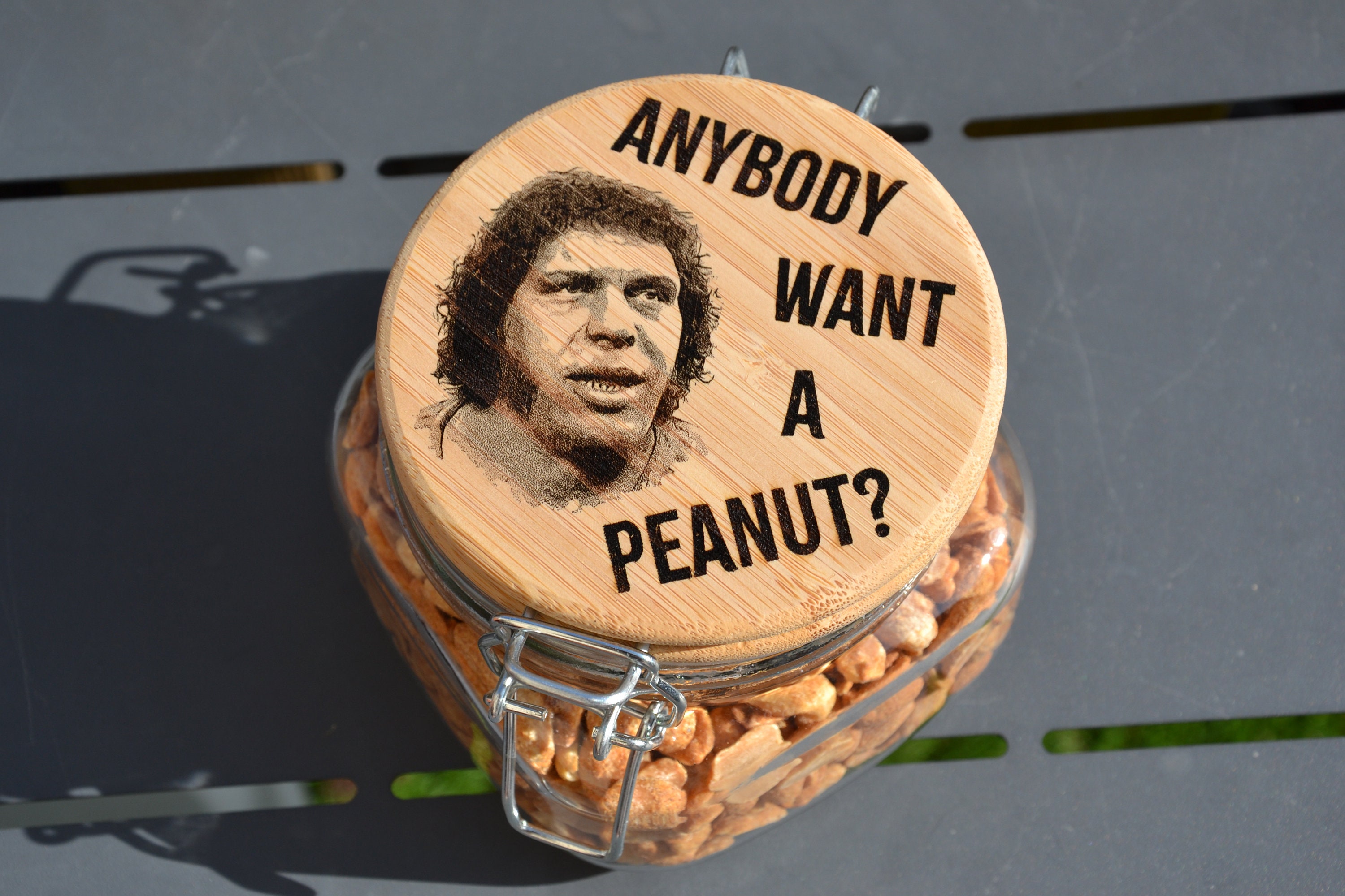 Jeder möchte eine Erdnuss - The Princess Bride inspiriertes Erdnussglas // Fezzik Inigo Montoya 80er Jahre inspiriertes Geschenk für Filmfans Andre The Giant