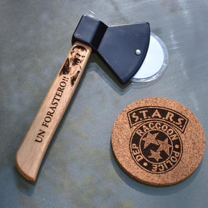 Resident Evil 4 - Un Forastero Pizza Cutter Axe + S.T.A.R.S Coaster // Horror Cinema Kitchenware Capcom RE Leon Kennedy Gaming Gift