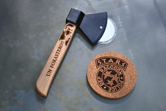 Resident Evil 4 - Un Forastero Pizza Cutter Axe + S.T.A.R.S Coaster // Horror Cinema Kitchenware Capcom RE Leon Kennedy Gaming Gift