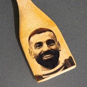 Mo Salah Köksspatel - Rinnande nerför vingen / Dubbelsidig lasergravering - Liverpool Fotboll Fars Dag LFC Fan Gåva Egyptisk Kung bild 2