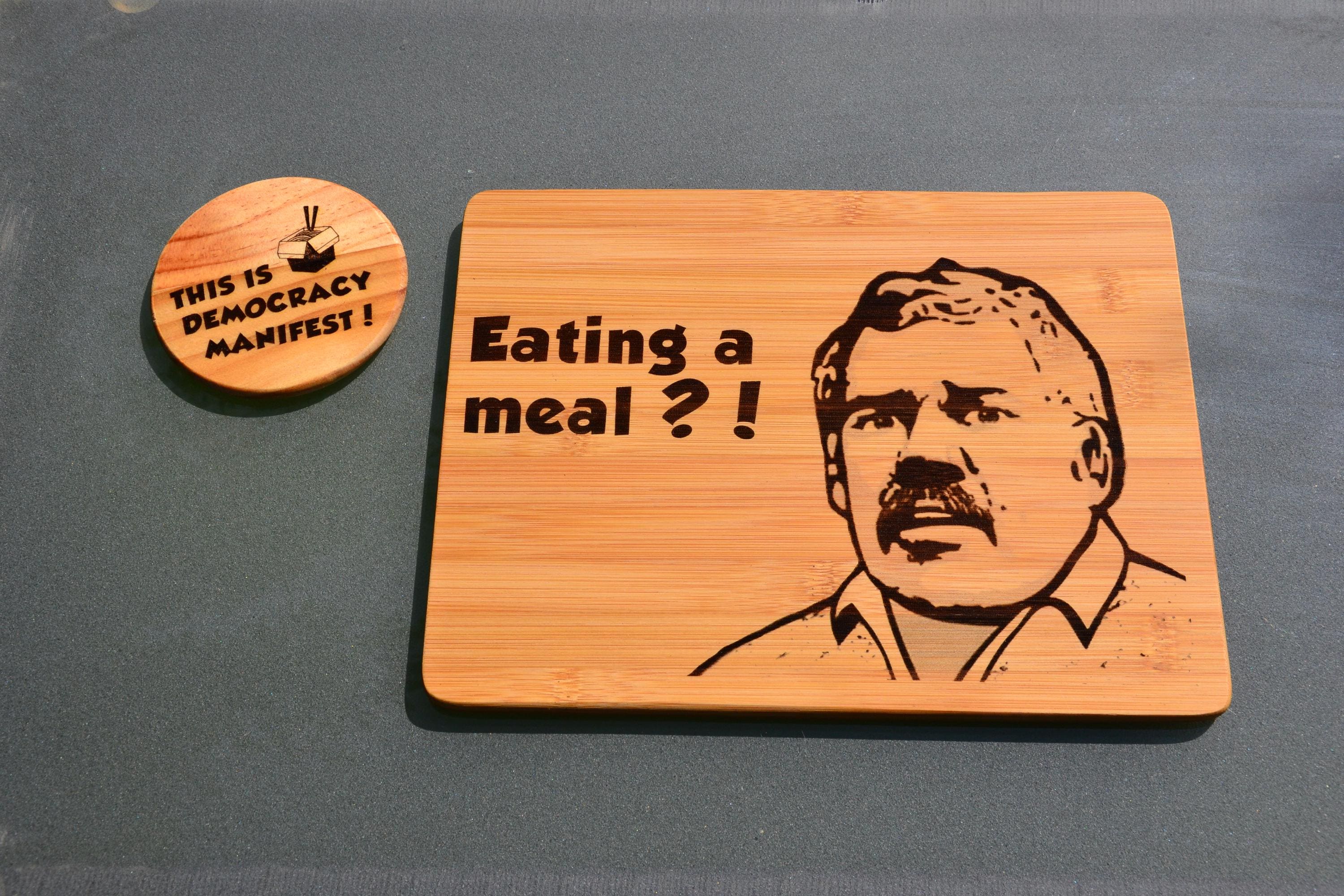 食事中、民主主義の宣言 - 木製プレースマットまな板 // オーストラリアのミーム面白い逮捕キッチンStrayaオーストラリアのインターネット伝説 -  Etsy 日本, image size:3000x2000