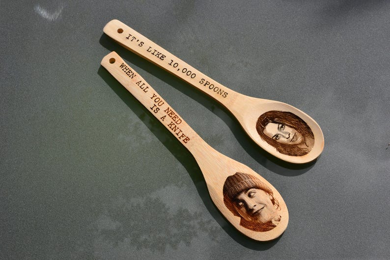 Es como 10,000 cucharas... Cuchara de cocina de inspiración irónica de Alanis Morissette // Regalo para fanáticos de los 90 Música pop Día de la madre Divertido imagen 1