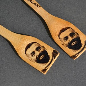 Mo Salah Köksspatel - Rinnande nerför vingen / Dubbelsidig lasergravering - Liverpool Fotboll Fars Dag LFC Fan Gåva Egyptisk Kung bild 3