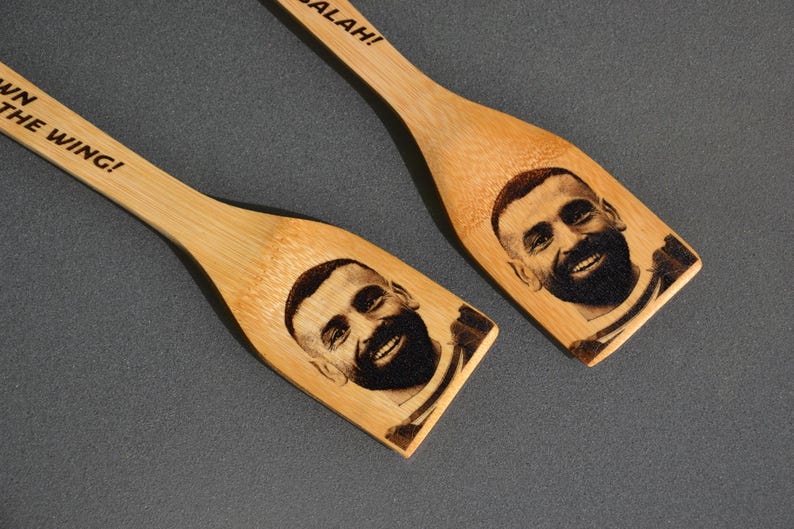 Mo Salah Köksspatel - Rinnande nerför vingen / Dubbelsidig lasergravering - Liverpool Fotboll Fars Dag LFC Fan Gåva Egyptisk Kung bild 3