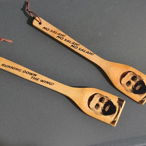 Mo Salah Köksspatel - Rinnande nerför vingen / Dubbelsidig lasergravering - Liverpool Fotboll Fars Dag LFC Fan Gåva Egyptisk Kung bild 1
