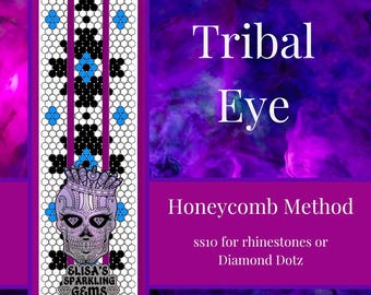 Puede incluir: Tres bolígrafos negros y blancos con un diseño tribal de ojo azul y blanco. Los bolígrafos tienen una calavera plateada con una corona en la parte superior y las palabras "Elisa's Sparkling Gems" en la parte inferior. El fondo es un diseño de acuarela púrpura y rosa. El texto "Tribal Eye" y "Honeycomb Method" también es visible. El texto "ss10 para diamantes de imitación o Diamond Dotz" también es visible.