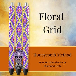 Op de afbeelding: Drie zwarte pennen met een kleurrijk bloemenpatroon. De pennen hebben een honingraatontwerp met gele, roze en paarse cirkels. De tekst "Lisa's Sparkling Gems" staat onderaan de pen. De tekst "Floral Grid Honeycomb Method ss10 for rhinestones or Diamond Dotz" staat op de afbeelding.