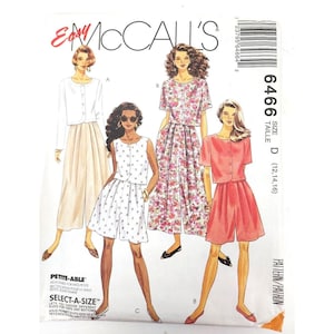 Puede incluir: Un paquete de patrones de costura McCall's con cuatro conjuntos diferentes para mujer. Los conjuntos incluyen una falda y chaqueta, un mono, un vestido y chaqueta, y pantalones cortos y chaqueta. El paquete tiene el número 6466 y la talla D.