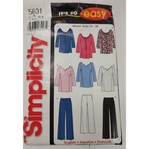 Puede incluir: Patrón de costura Simplicity número 5631 para señoras, tallas 10-20. El patrón incluye instrucciones para hacer una blusa con una variedad de opciones de escote y mangas, y un pantalón. La portada del patrón muestra una blusa azul, rosa y floral, y un pantalón azul, blanco y negro.