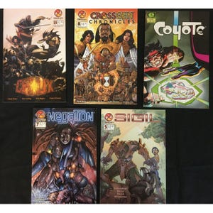 Puede incluir: Cinco cómics con portadas coloridas que presentan ilustraciones de personajes y texto. Los títulos son "Crossgen Chronicles", "Coyote", "Negation" y "Sigil".