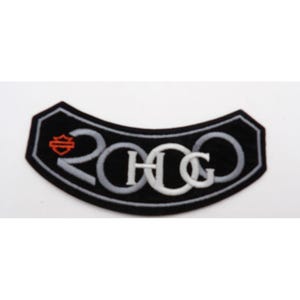 Puede incluir: Parche bordado en blanco y negro con el logotipo de Harley Davidson y el texto "2000 H.O.G."