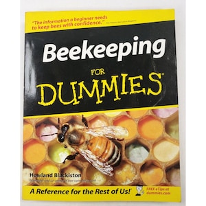 Op de afbeelding: Een boek getiteld "Beekeeping for Dummies" met een bij op een honingraat achtergrond. Het boek is een naslagwerk voor bijenteelt en is geschreven door Howland Blackiston, imker en mede-eigenaar van bee-commerce.com.