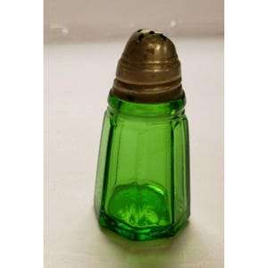 Könnte beinhalten: Ein grüner Glassalzstreuer mit silbernem Deckel und geriffeltem Design.