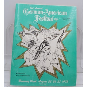 Puede incluir: Un programa turquesa y dorado para el 7º Festival Anual Germano-Americano. El programa presenta una ilustración de dibujos animados de personas tocando instrumentos y un diseño de estallido de estrellas. El texto "Raceway Park, August 25-26-27, 1972" está impreso en la parte inferior.