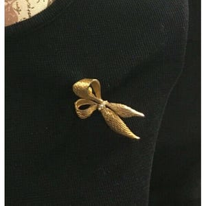 Jewelry, Brooch Bow Knot has 2 faux pearls and 1 clear stone Gold-tone metal