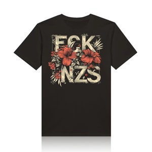 Könnte beinhalten: Schwarzes T-Shirt mit einem grafischen Druck der Buchstaben "FCK NZS", umgeben von roten Hibiskusblüten und grünen Blättern.