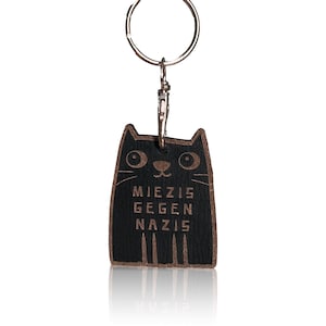 Holz Schlüsselanhänger "Miezis gegen Nazis" *dunkel* - FROIDE | linke katzen anhänger gegen rechts no nazis LGBTQ+ woke antifa geschenk