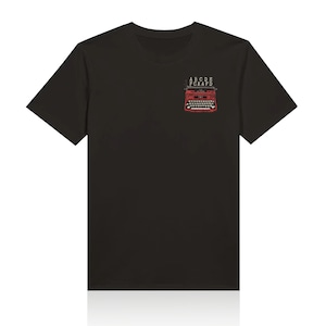 Könnte beinhalten: Schwarzes T-Shirt mit einem roten Schreibmaschinen-Motiv und dem Text "ABCDE FCKAFD" auf der Vorderseite.