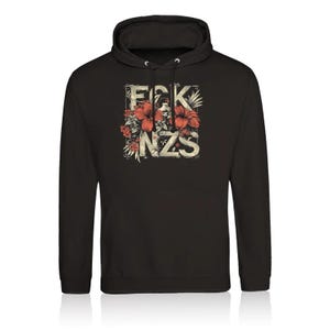 Może przedstawiać: Czarna bluza z kapturem z nadrukiem graficznym tekstu "FCK NZS" otoczonego wzorami kwiatowymi w odcieniach czerwieni i zieleni.