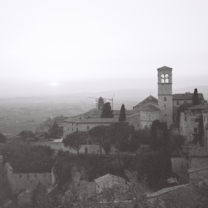 Scena del tramonto in bianco e nero, Assisi, Italia - Stampa su pellicola 35mm