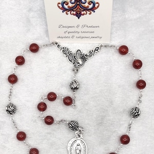 Chapelet NOTRE-DAME de GUADALUPE : pierre précieuse d'agate rouge, perles de roses argentées, centre floral orné, médaille O. L. de Guadalupe, croix ornée