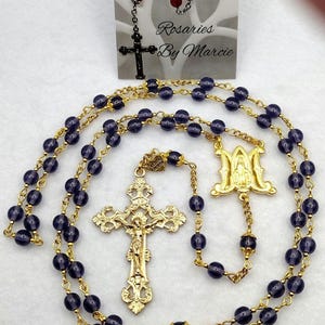 Handgemaakte donkerviolette Tsjechisch glazen rozenkrans: fleur-de-lis crucifix, wonderbaarlijke medaille